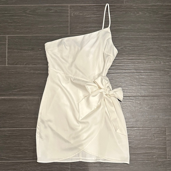 Lulu’s White Silk One Shoulder Spaghetti Strap Tie Front Dress Size M - Picture 1 of 4